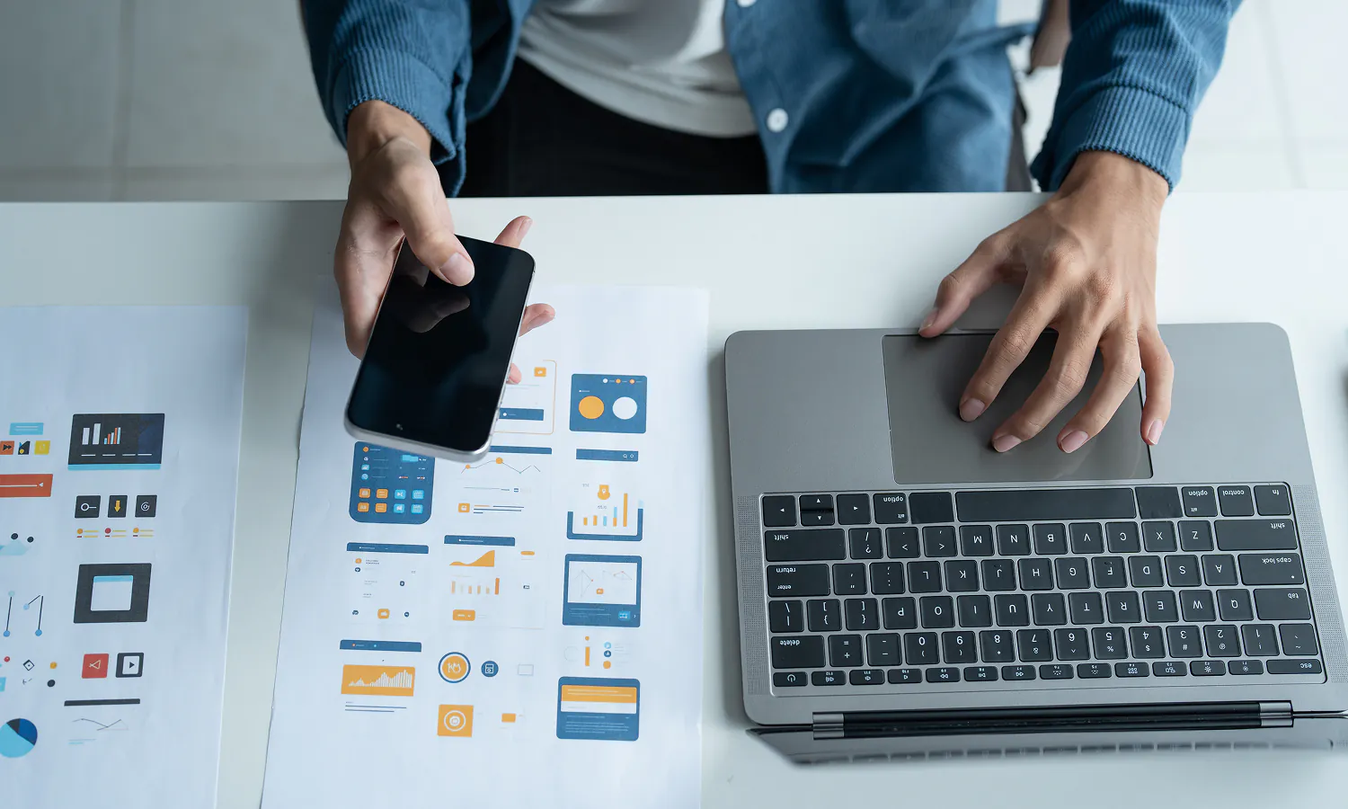 Empreendedor trabalhando em uma empresa de pequeno porte, utilizando um notebook com elementos visuais sutis de proteção digital, como cadeado, escudo e conexão segura. Ambiente moderno, profissional e realista, com iluminação natural e tons de azul, branco e cinza. Sem marcas de terceiros ou textos legíveis.